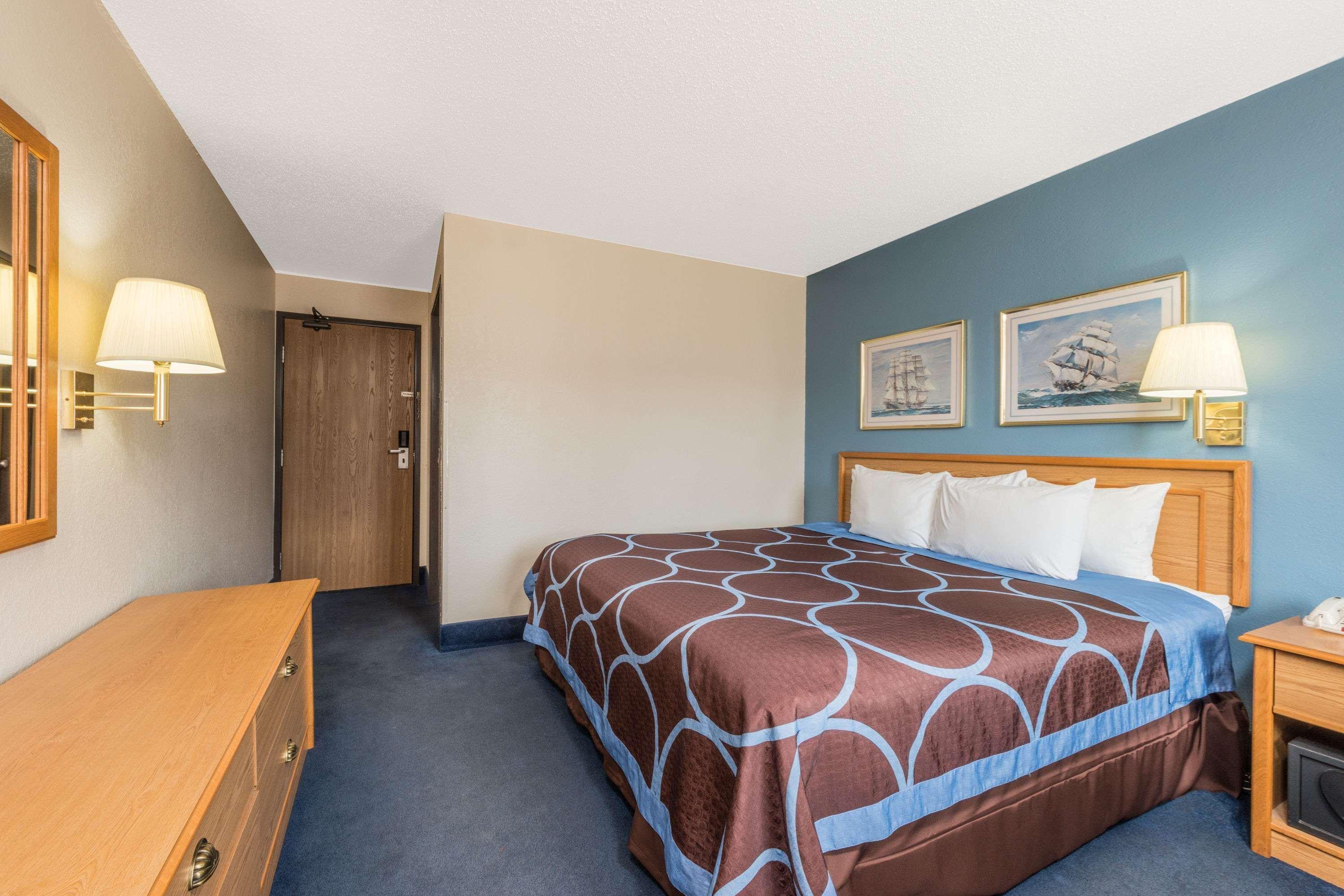 Super 8 By Wyndham Hotel